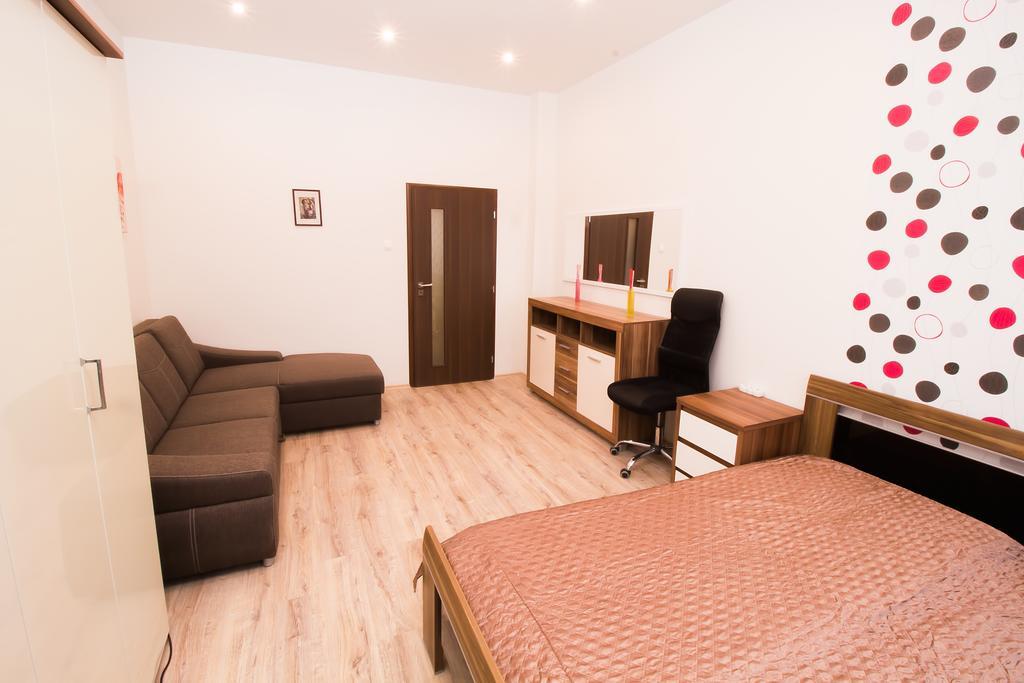 Apartment Ve Smeckach With A Big Terrace Πράγα Εξωτερικό φωτογραφία